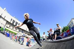 Charkov, Oekraïne - 27 kunnen, 2022 rol het schaatsen gedurende de jaar- festival van straat culturen foto