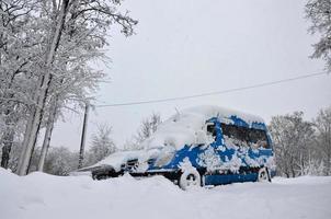 Charkov. Oekraïne - april 4, 2022 niet verwacht snel neerslag van sneeuw in april Aan de Charkov straten foto