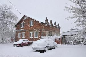 Charkov. Oekraïne - april 4, 2022 niet verwacht snel neerslag van sneeuw in april Aan de Charkov straten foto