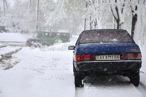 Charkov. Oekraïne - april 4, 2022 niet verwacht snel neerslag van sneeuw in april Aan de Charkov straten foto