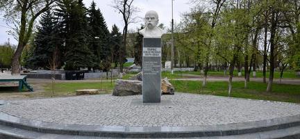 pavlograd. Oekraïne - maart 4, 2022 monument van taras sjevtsjenko, oekraïens dichter, auteur foto