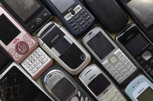 Charkov, Oekraïne - mei 12, 2022 sommige oud gebruikt verouderd mobiel telefoons. recycling elektronica in de markt goedkoop foto