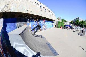 Charkov, Oekraïne - 27 kunnen, 2022 skateboarden wedstrijd in buitenshuis vleet park gedurende de jaar- festival van straat culturen foto