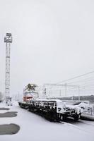 Charkov. Oekraïne - april 4, 2022 niet verwacht snel neerslag van sneeuw in april Aan de Charkov straten foto