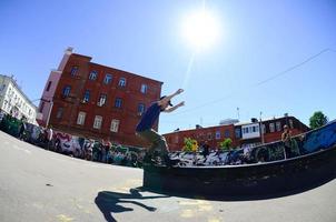 Charkov. Oekraïne - mei 2, 2022 rol het schaatsen gedurende de jaar- festival van straat culturen foto