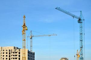 gebouw in aanbouw met kraan foto