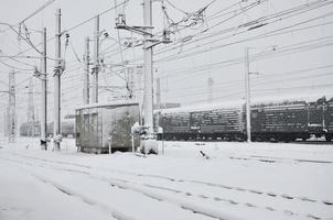 Charkov. Oekraïne - april 4, 2022 niet verwacht snel neerslag van sneeuw in april Aan de Charkov straten foto