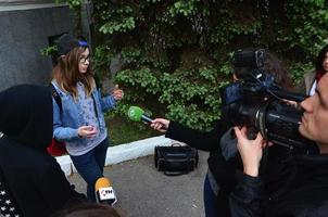 Charkov. Oekraïne - mei 17, 2022 deelnemers van de eerste lgbt actie in Charkov geven Sollicitatiegesprekken over een niet verwacht aanval en verstoring van de evenement foto