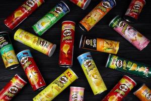 Charkov, Oekraïne - mei 5, 2022 pringles verscheidenheid van smaken. veel karton buis blikjes met pringles aardappel chips. pringles is een merk van aardappel tussendoortje chips eigendom door de kellogg bedrijf foto