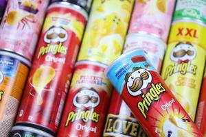 Charkov. Oekraïne - mei 2, 2022 veel pringles cilinder chips dozen met varios kleuren en smaken. Amerikaans merk van stapelbaar op basis van aardappelen chips foto