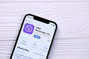 Charkov, Oekraïne - mei 12, 2022 viber icoon en toepassing van app op te slaan Aan iphone 12 pro Scherm scherm Aan wit tafel foto