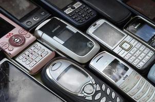 Charkov, Oekraïne - mei 12, 2022 bundel van oud gebruikt verouderd mobiel telefoons. recycling elektronica in de markt goedkoop foto