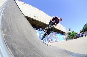 Charkov. Oekraïne - mei 2, 2022 vrije stijl bmx ruiters in een skatepark gedurende de jaar- festival van straat culturen foto