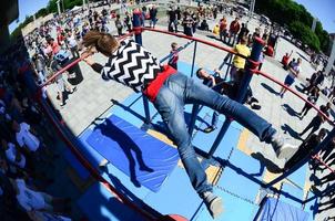 Charkov, Oekraïne - 27 kunnen, 2022 straat training tonen gedurende de jaar- festival van straat culturen foto