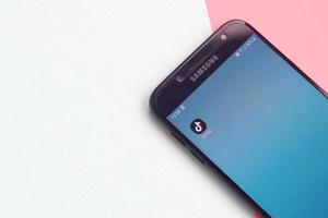 Charkov. Oekraïne - mei 2, 2022 tiktok toepassing Aan Samsung smartphone scherm Aan pastel achtergrond. tiktok is een populair video delen sociaal netwerken onderhoud eigendom door bytedance foto