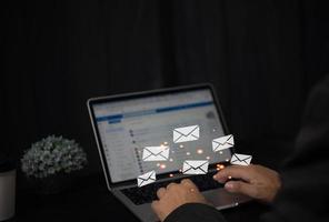 sturen contacten mail communicatie verbinding bericht naar mailing brieven concept computer browsen.man hand- typen Aan laptop toetsenbord met envelop icoon. foto