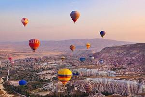 hete luchtballon die over cappadocia turkije vliegt foto