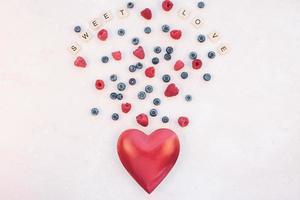 Valentijn dag samenstelling bessen en rood hart foto