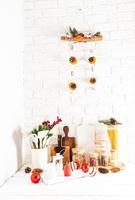 een deel van de modern interieur van de keuken met items en eco decoraties gemaakt door hun eigen handen voor de nieuw jaar. Kerstmis interieur. foto