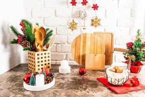 feestelijk decoratie van de keuken aanrecht in de klassiek stijl, traditioneel kleuren van de nieuw jaar en kerstmis. rood, wit, groente. foto