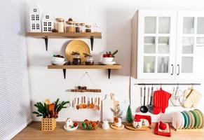 mooi interieur van een modern wit keuken met divers keuken gereedschap en decoraties voor Kerstmis en nieuw jaar. schoon eco keuken. foto