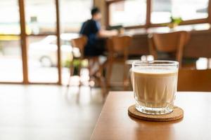 vuil koffieglas in coffeeshop foto