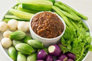 gefermenteerde vis chili pasta met verse groenten foto