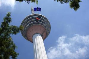 baseren jumping van kualu lumpur toren foto