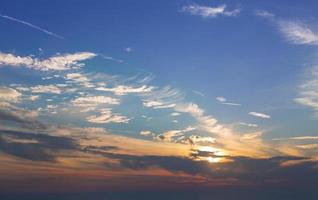 zonsondergang lucht en wolken foto