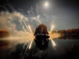 een visie van een vuurwerk Scherm Bij alderford meer in heksenkerk foto