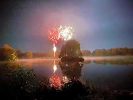 een visie van een vuurwerk Scherm Bij alderford meer in heksenkerk foto