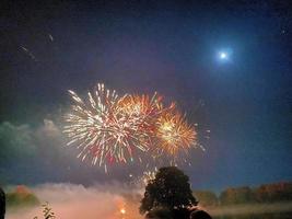 een visie van een vuurwerk Scherm Bij alderford meer in heksenkerk foto