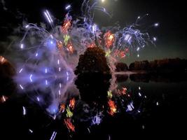 een visie van een vuurwerk Scherm Bij alderford meer in heksenkerk foto