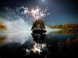 een visie van een vuurwerk Scherm Bij alderford meer in heksenkerk foto