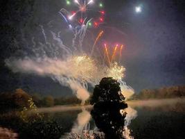 een visie van een vuurwerk Scherm Bij alderford meer in heksenkerk foto