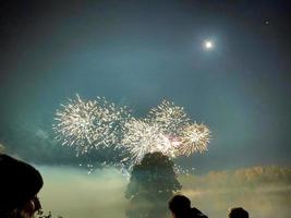 een visie van een vuurwerk Scherm Bij alderford meer in heksenkerk foto