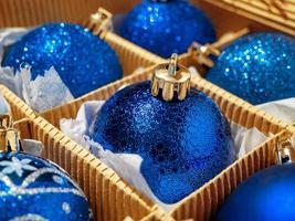 een Kerstmis doos met blauw Kerstmis ballen en geschenken, Kerstmis snuisterijen. voorbereidingen treffen voor de vakantie foto