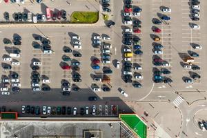 antenne visie Aan groot Open lucht parkeren veel voor auto's voor Bewoners van Oppervlakte foto