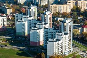 antenne panoramisch visie van hoogte van een meerdere verdiepingen woon- complex en stedelijk ontwikkeling in herfst dag foto