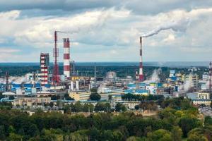 antenne panoramisch visie Aan rook van pijpen van chemisch onderneming fabriek. industrieel landschap milieu verontreiniging verspilling fabriek. lucht verontreiniging concept. foto