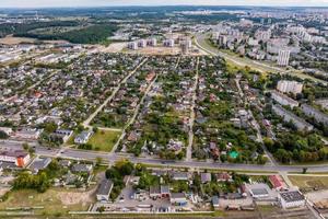 panoramisch antenne visie van privaat ontwikkeling met land huizen of dorp foto