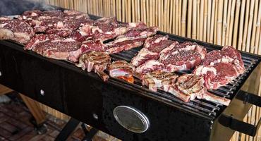 lam ribben en steaks zijn gekookt Aan de rooster voor portie in catering foto