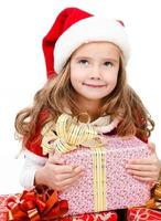 gelukkig schattig klein meisje met kerst geschenkdozen foto