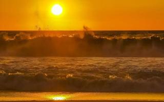 kleurrijk gouden zonsondergang groot Golf en strand puerto escondido Mexico. foto