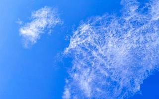 blauw lucht met chemisch wolken chemisch lucht chemtrails chemtrail. foto