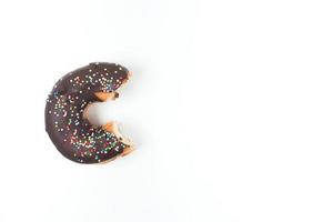 half opgegeten chocolade donuts op witte achtergrond foto