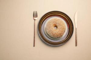 vers bagel brood Aan een bord Aan tafel foto