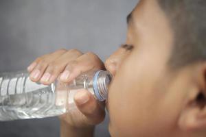 tiener- jongen drinken water langzaam beweging foto