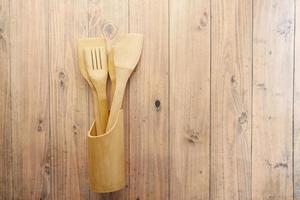 houten bestek vork en lepel Aan een hakken bord Aan tafel foto