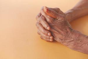 close-up van de handen van een oudere persoon foto